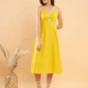 Midi yellow dress with keyhole in the middle and front slit.